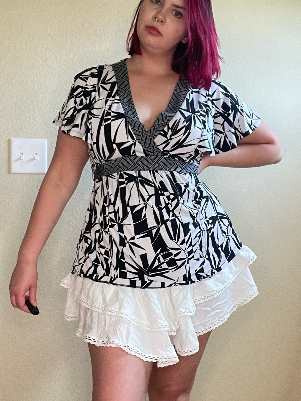 Y2K fit and flare Studio 1940 Black and White Abstract Wrap Blouse